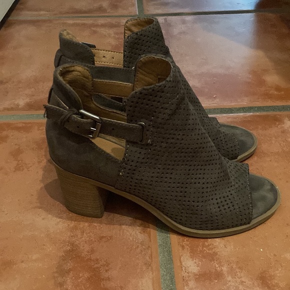 Universal Thread Heals - Picture 2 of 4